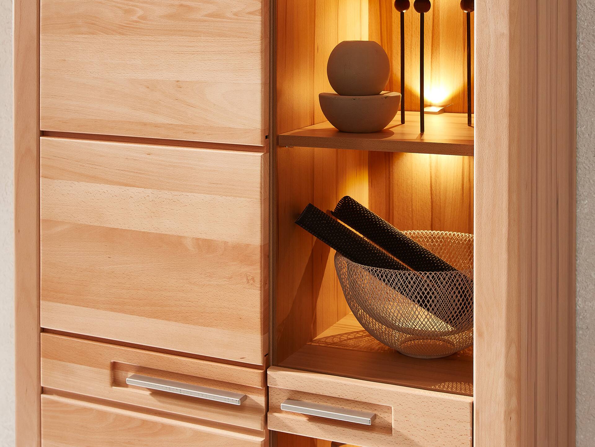 NESTOR ONE Vitrine niedrig, Material Teilmassiv, Kernbuche lackiert 