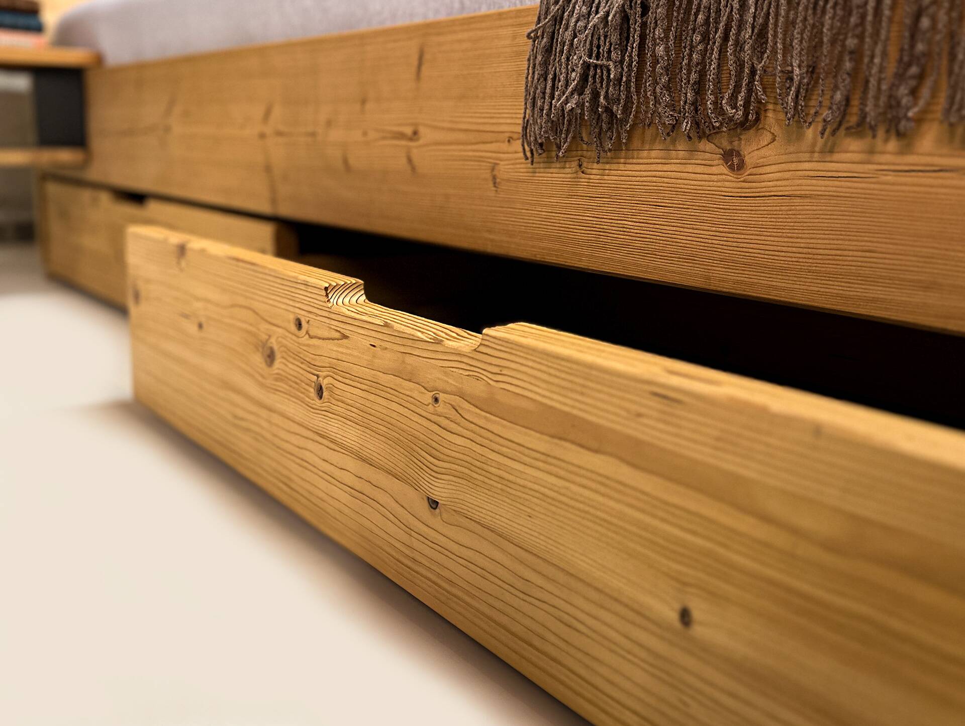 CHICO Stauraumbett mit Polsterkopfteil, Material Massivholz, rustikale Altholzoptik, Fichte 90 x 200 cm | natur | einseitig (2x Schubkasten) | Kunstleder Schwarz