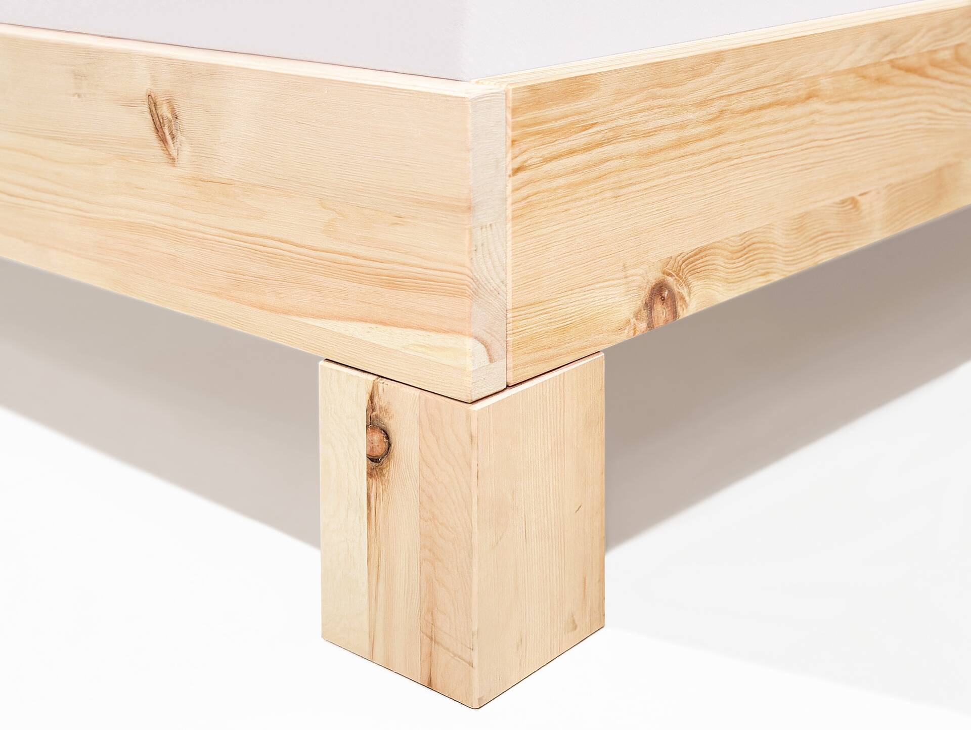 ZABINO 4-Fuß-Bett aus Zirbe, Material Massivholz, mit/ohne Holz-Kopfteil 140 x 200 cm | Zirbe unbehandelt | Standardhöhe | mit Kopfteil