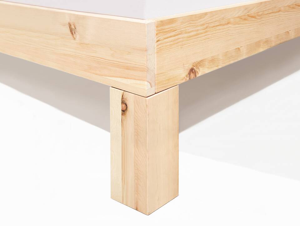 ZABINO 4-Fuß-Zirbenbett mit Kopfteil, Material Massivholz 200 x 220 cm | Zirbe geölt | Komforthöhe