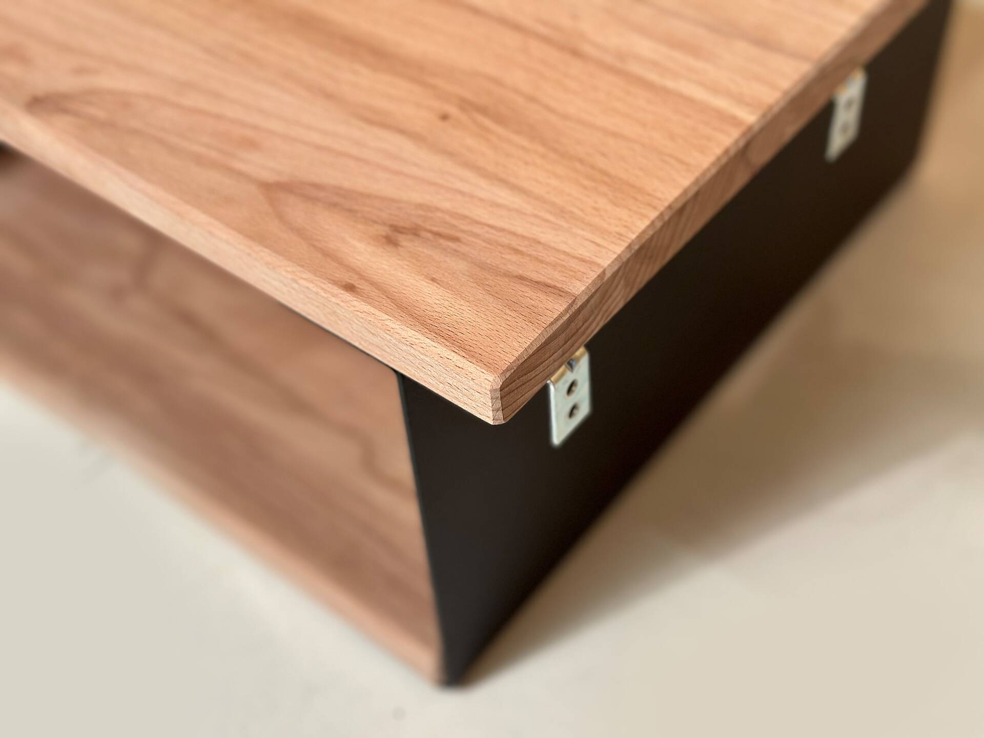 DAKONA Hängenachtkommode, Material Massivholz/Metall Buche unbehandelt