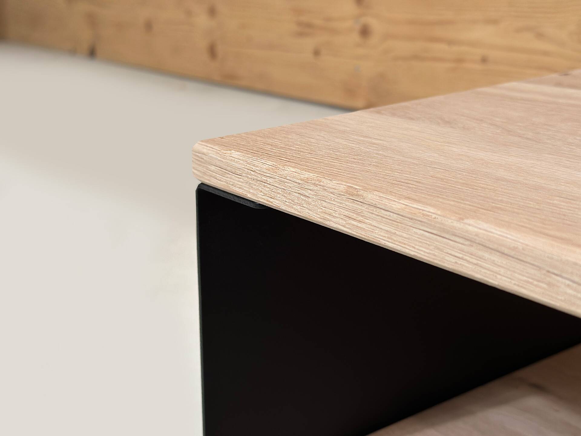 DAKONA Hängenachtkommode, Material Massivholz/Metall Wildeiche geölt