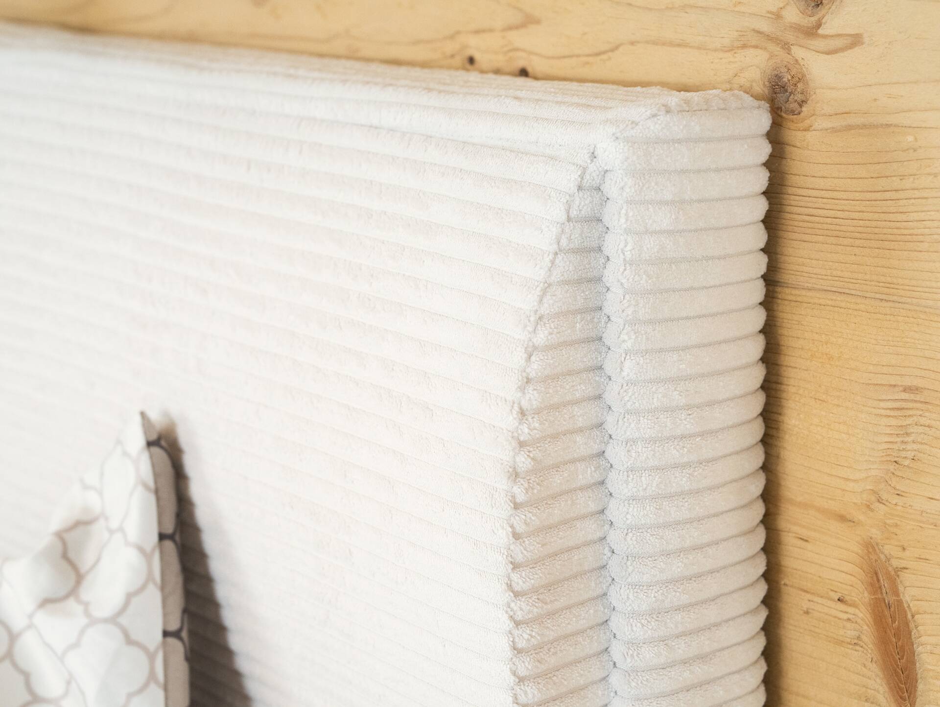 VANILLA Boxspringbett mit Bettkasten und inkl. Toppermatratze, Härtegrad 2/3, Bezug Cordstoff, Cremefarbig 