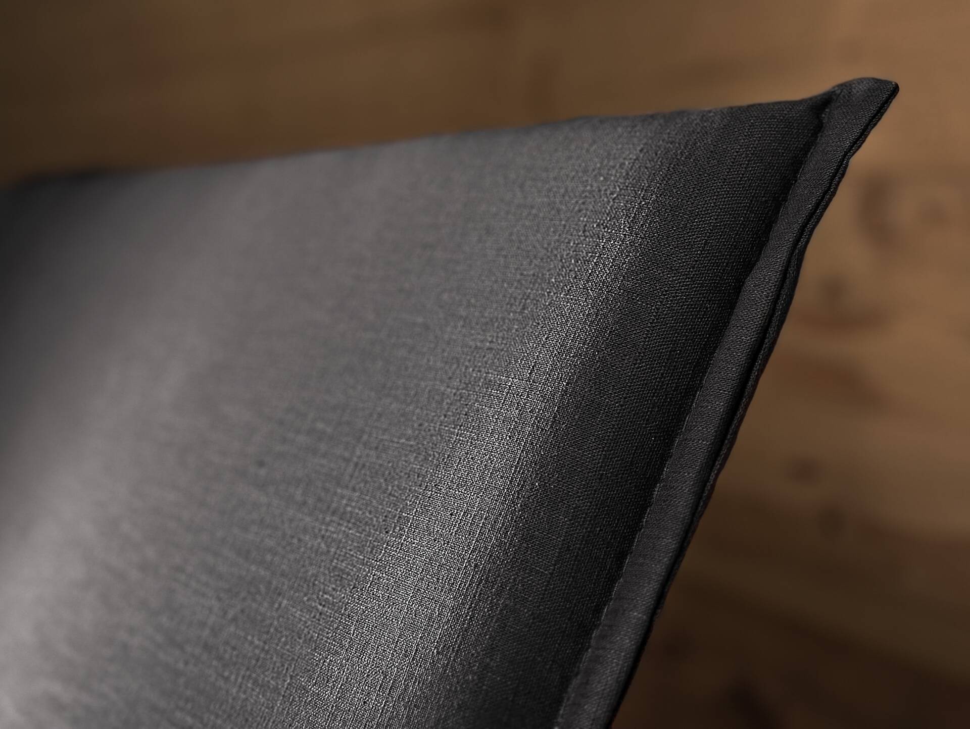 ZANDOR 4-Fuß-Zirbenbett mit Kopfteil aus Leinenstoff, Material Massivholz 120 x 200 cm | Leinenstoff Grau
