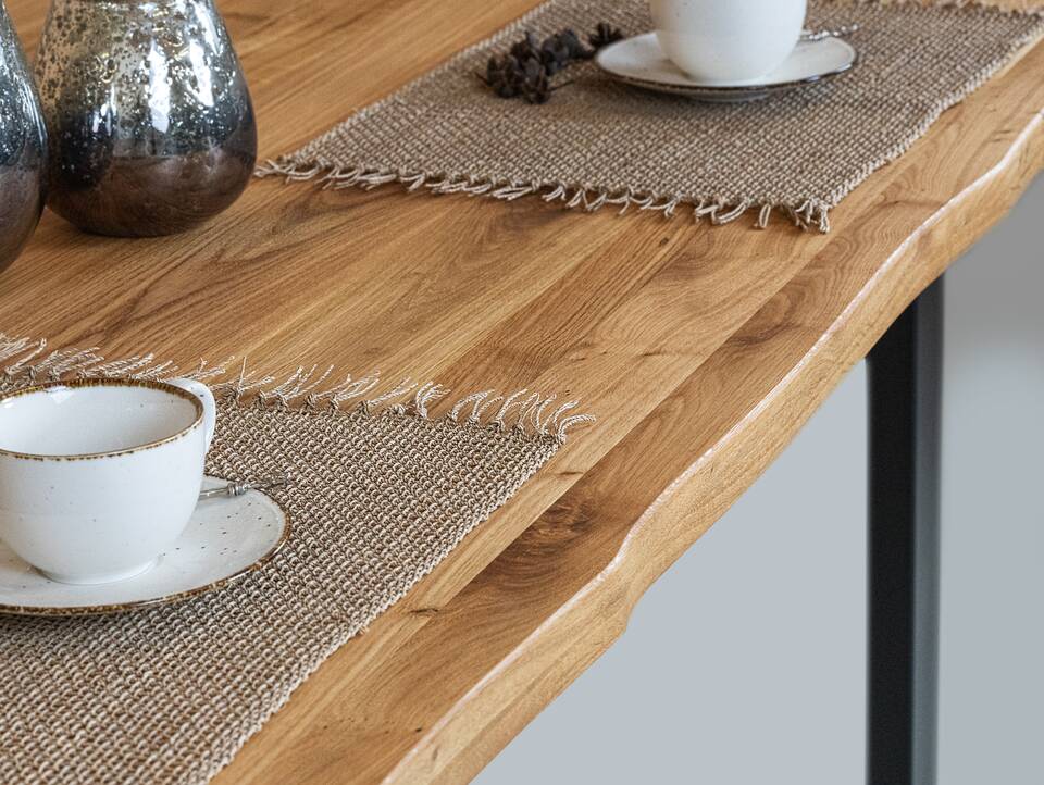 DAYTONA Esstisch II mit Baumkante, Material Massivholz Eiche / Gestell Metall schwarz pulverbeschichtet 140 x 90 cm
