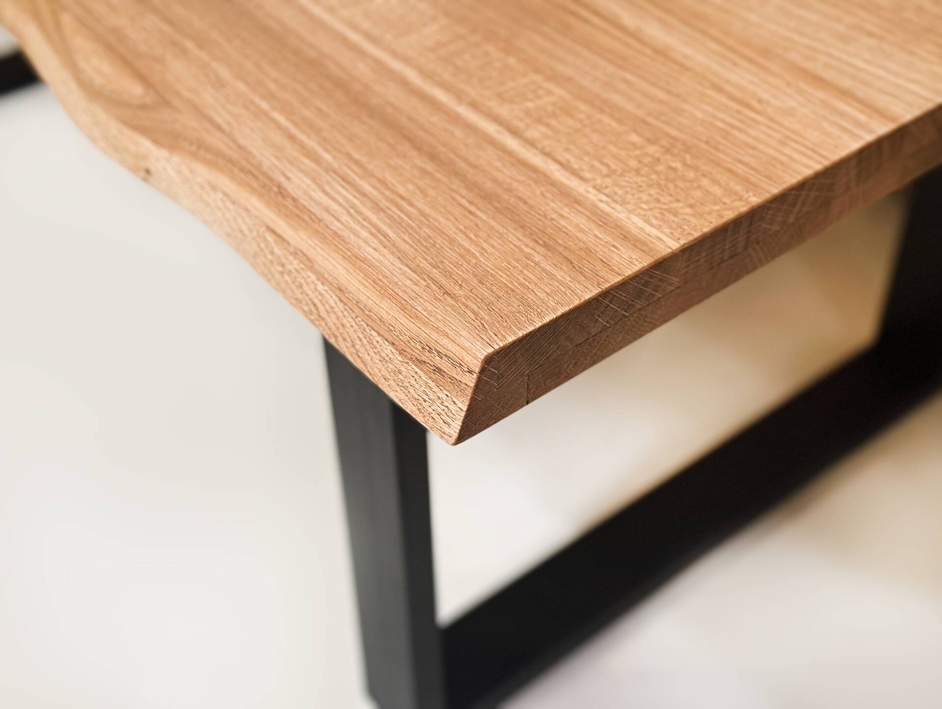 ENDRA Couchtisch, Material Massivholz/Metall, Eiche geölt/schwarz 