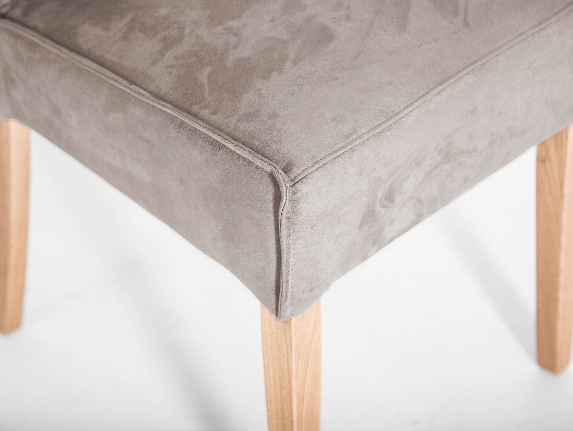 KARI Polsterstuhl / Hochlehner mit Komfortsitz, Material Kunstfaser Nubukoptik/Massivholz Buche | silvercreme