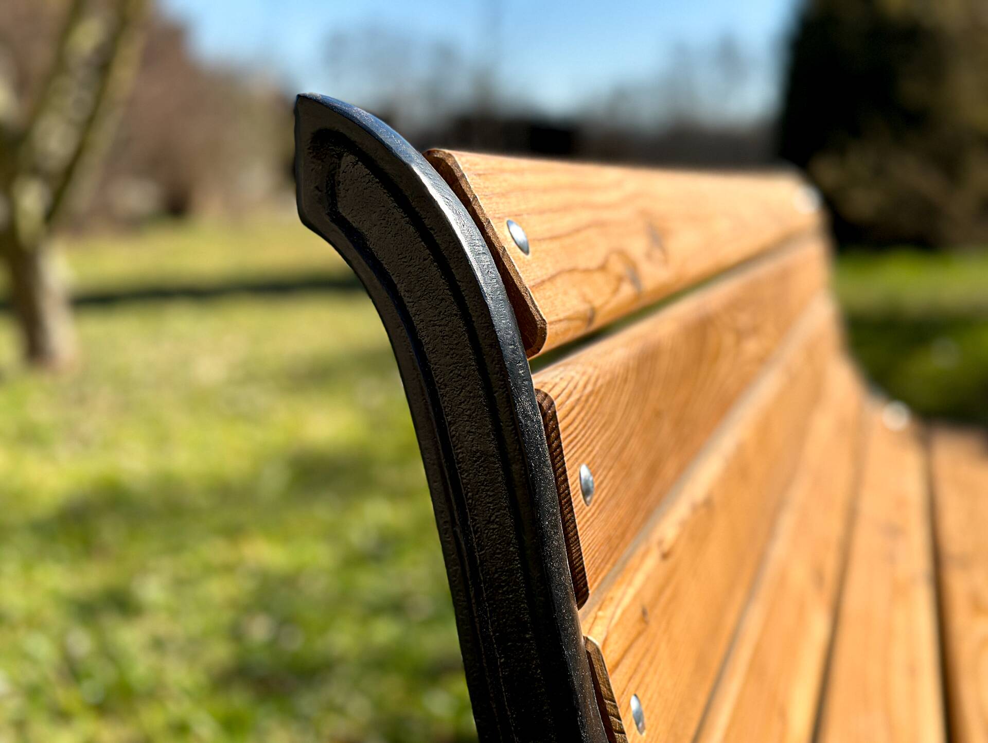 GUSTL Gartenbank, Material Massivholz Lärche, Metallgestell Schwarz 150 cm