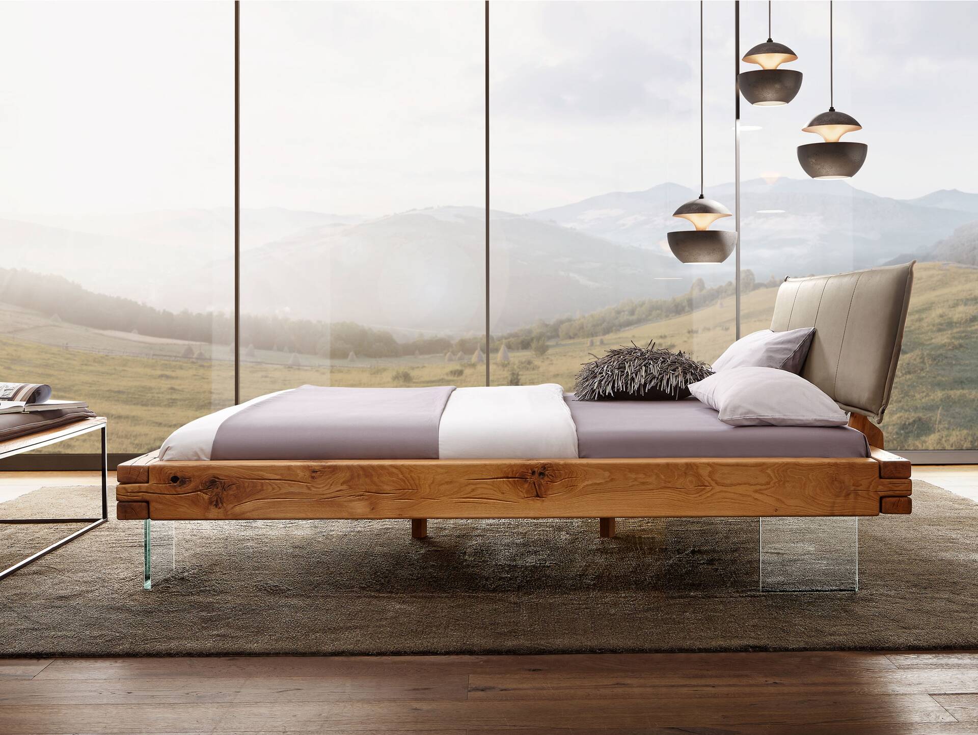 SHERLY Balkenbett mit Glasbeinen, Material Massivholz, Wildeiche geölt 