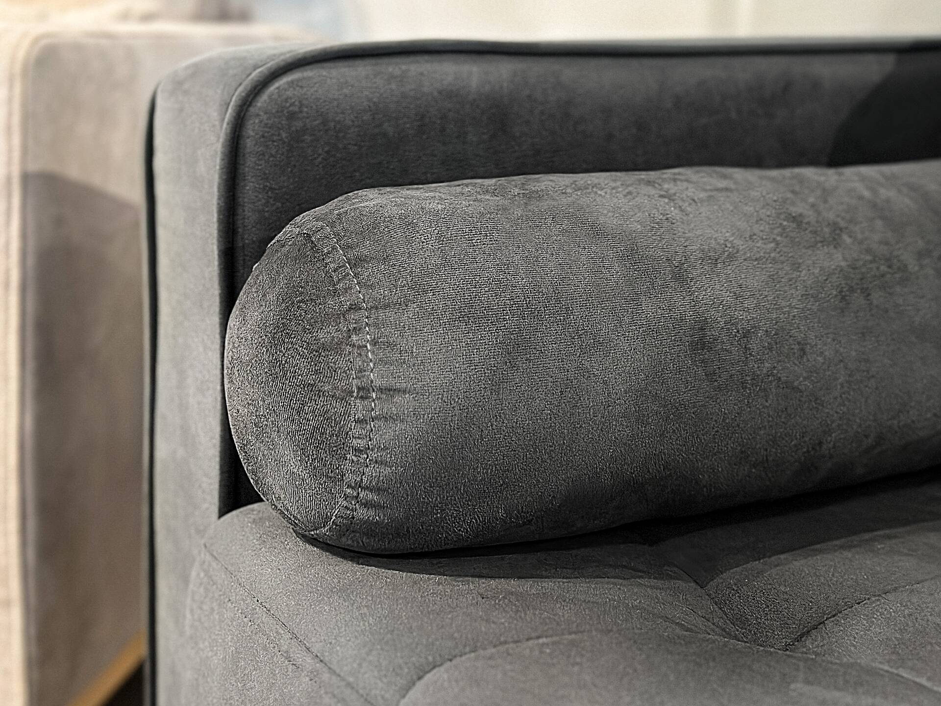 GLAMMI 2-Sitzer Sofa mit Samtbezug, Füße Buche massiv Grau