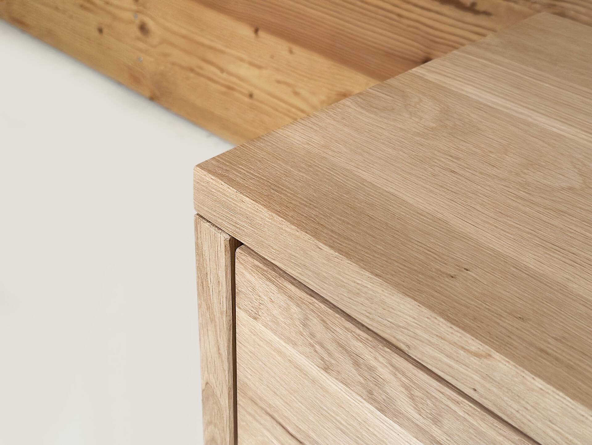 DAKONA Nachtkommode mit Schubkasten, Material Massivholz Wildeiche geölt