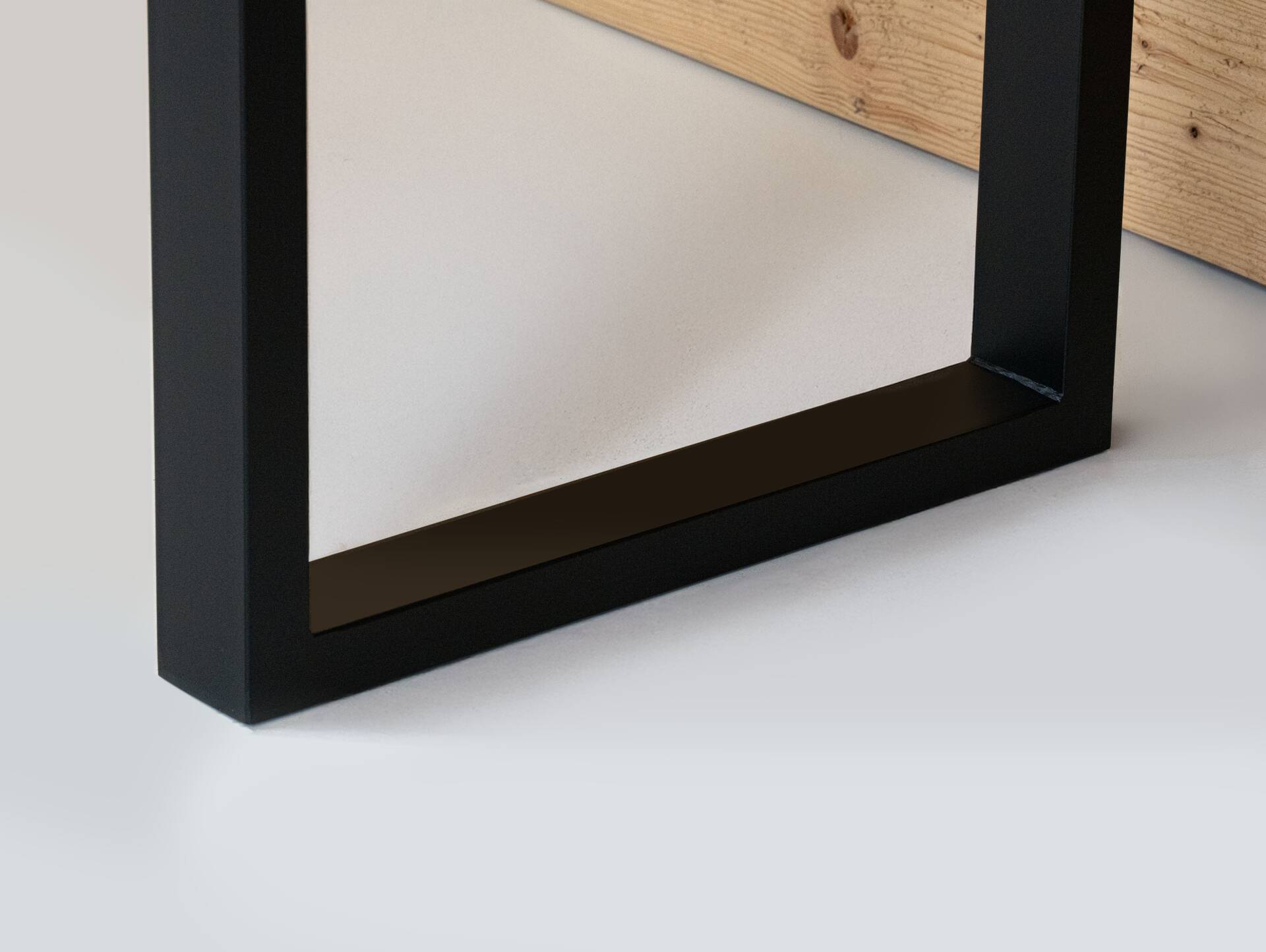 DAYTONA Esstisch II mit Baumkante, Material Massivholz / Gestell Metall schwarz pulverbeschichtet 140 x 90 cm
