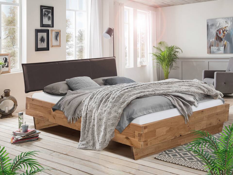 CORDINO Wangenbett aus Eiche mit Polsterkopfteil, Material Massivholz 120 x 200 cm | Eiche unbehandelt | Kunstleder Braun ohne Steppung | gebürstet