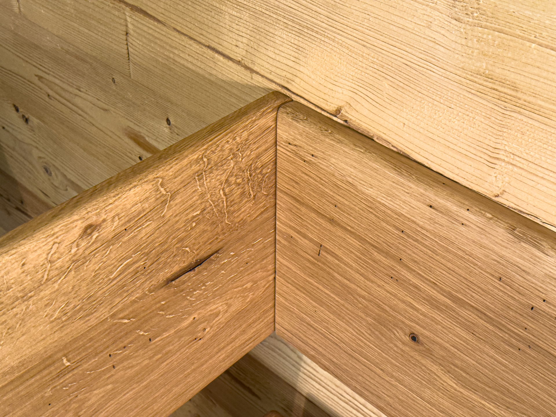 TIROL Eckbank nach Maß, Eiche-Altholz, Material Massivholz/X-Fuß 