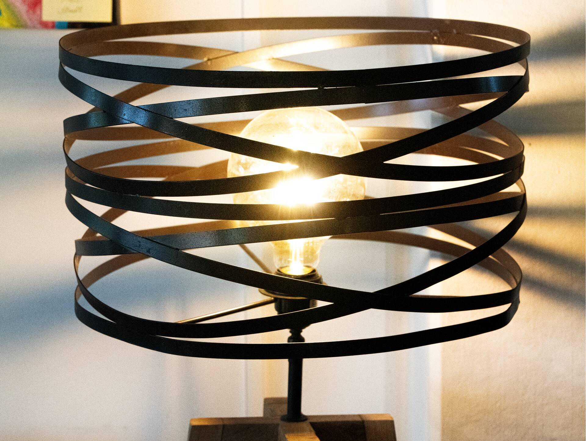 VINNY Stehleuchte, Material Metall/Gestell Massivholz 