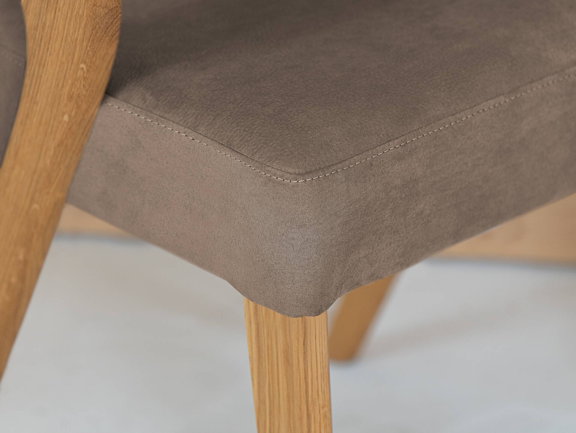 ALONA Polsterstuhl, Material Massivholz/Bezug Kunstleder Eiche | nougat