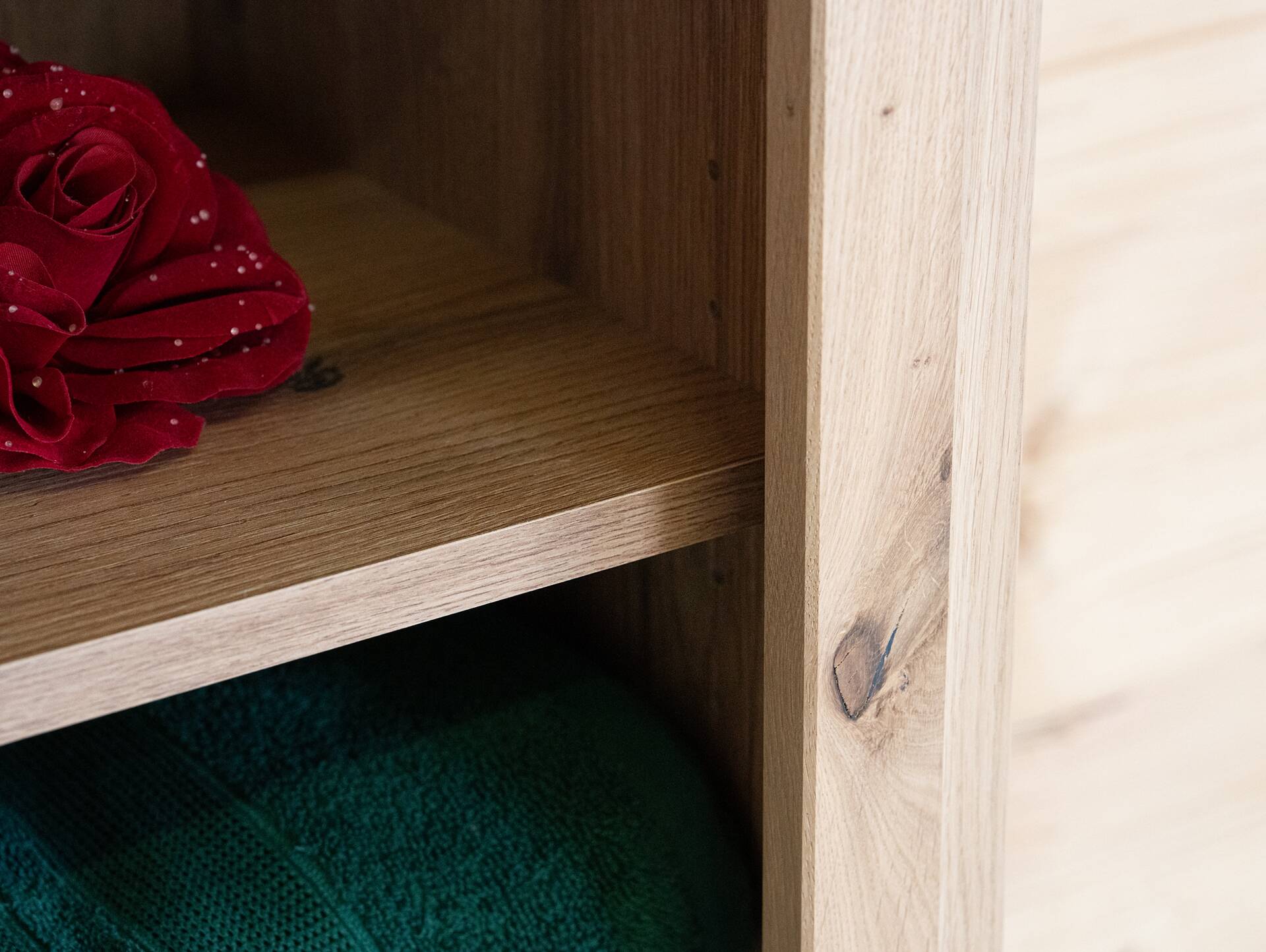 OZEANA Hochschrank II fürs Badezimmer, Material teilmassiv Eiche