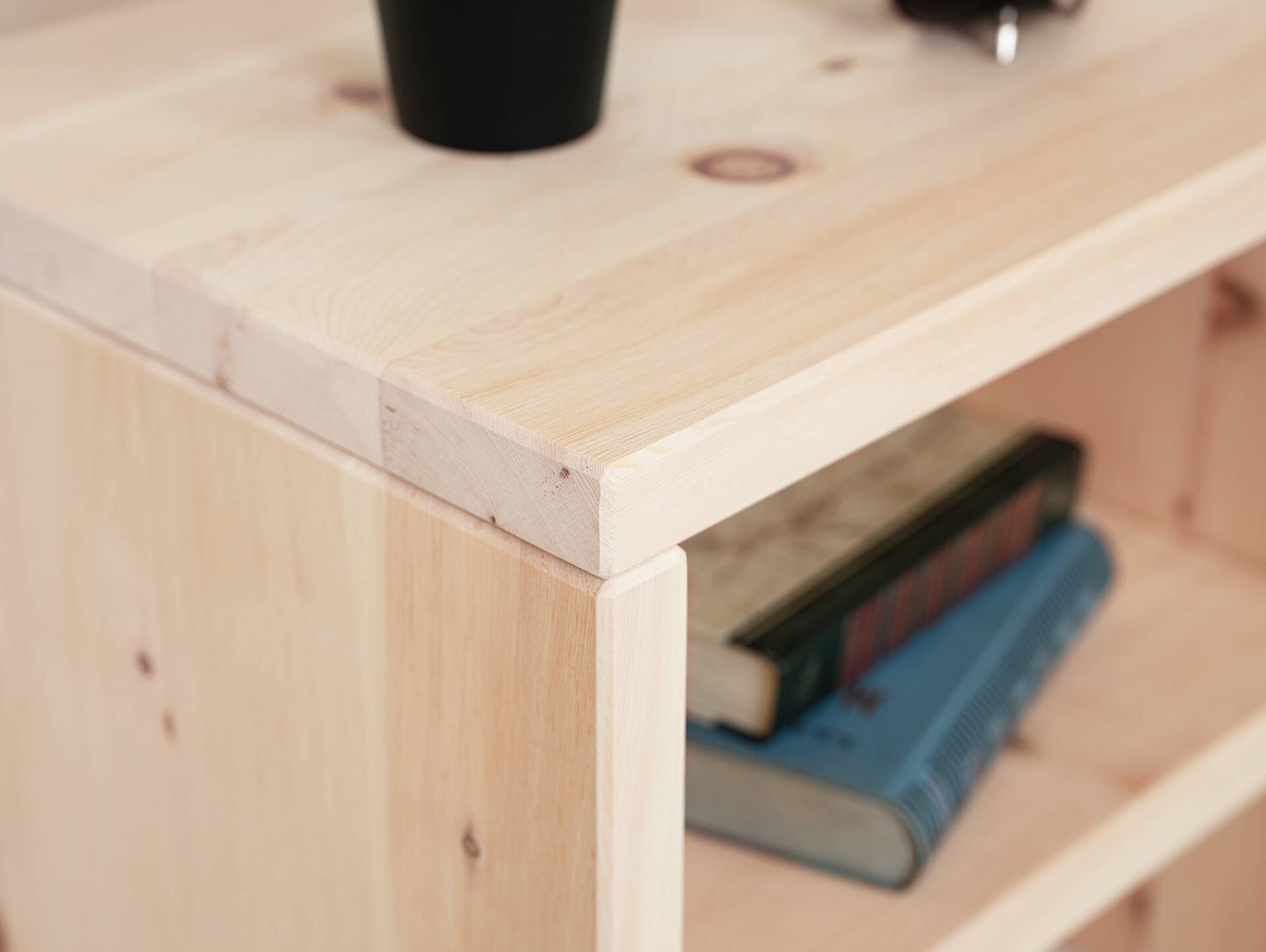 ZARUBA Nachtkommode mit Ablage, Material Massivholz, Zirbe unbehandelt 