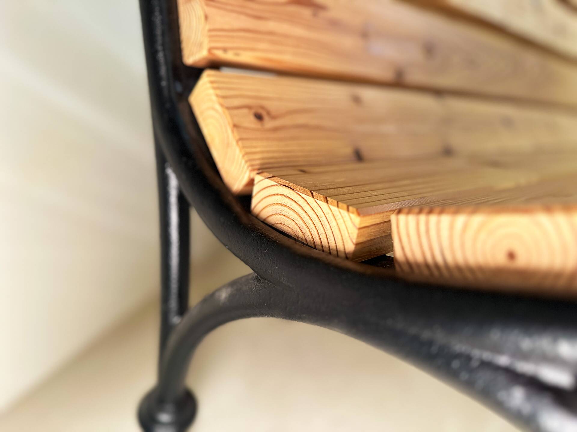 GODENA Gartenbank, Material Massivholz Lärche, Metallgestell schwarz 150 cm