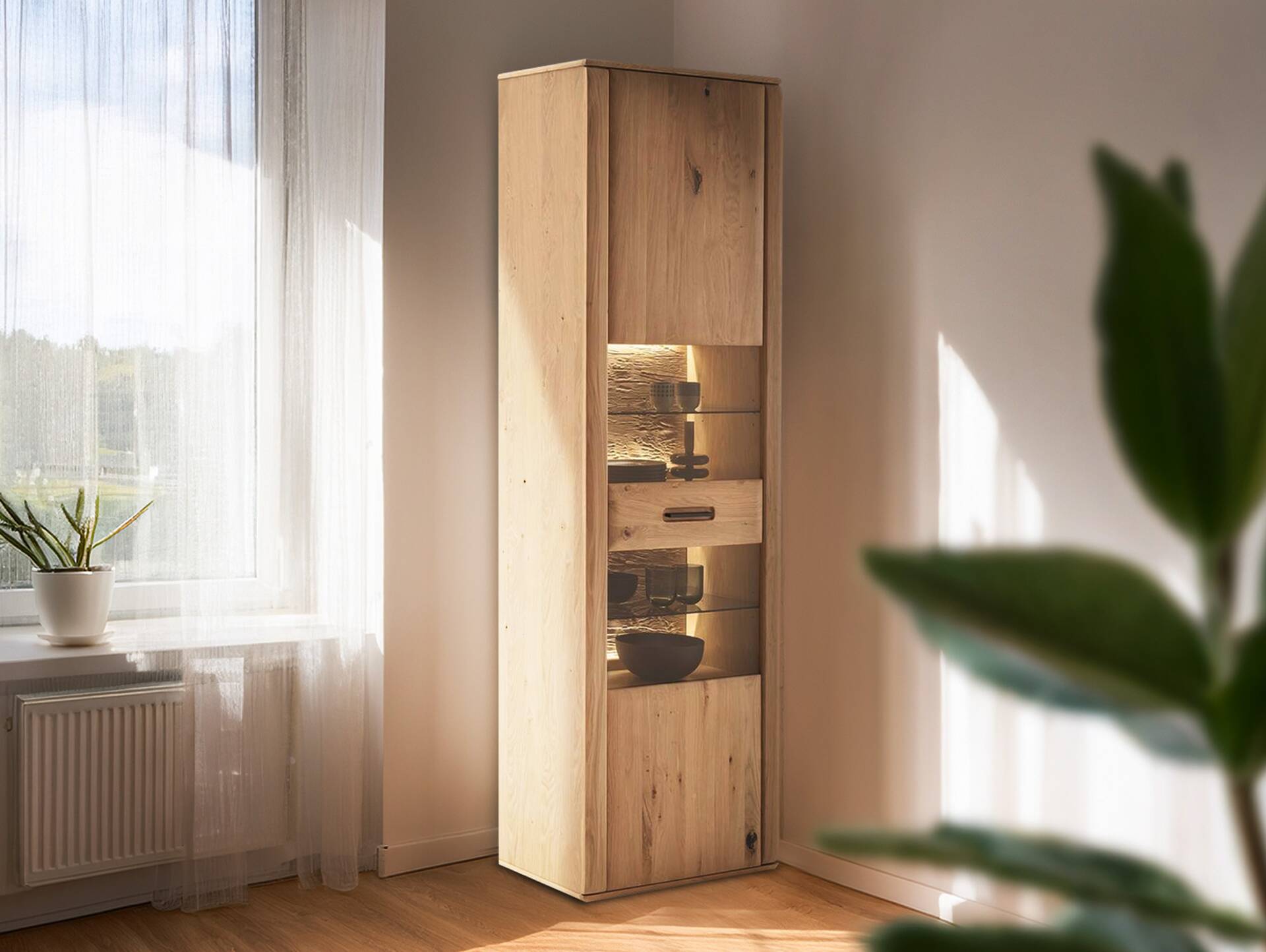 ASKARO Vitrine, Material Teilmassiv, Balkeneiche geölt 