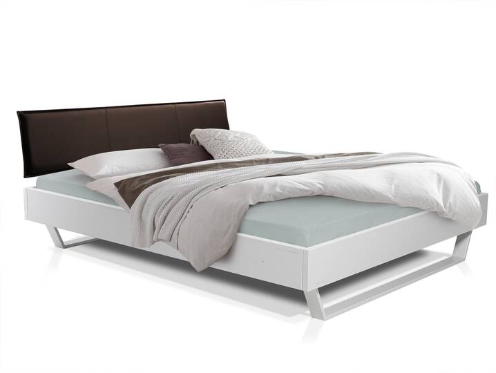 LUKY Kufenbett mit Polsterkopfteil, Material Massivholz, Fichte/Kufen weiss 120 x 200 cm | Kunstleder Braun