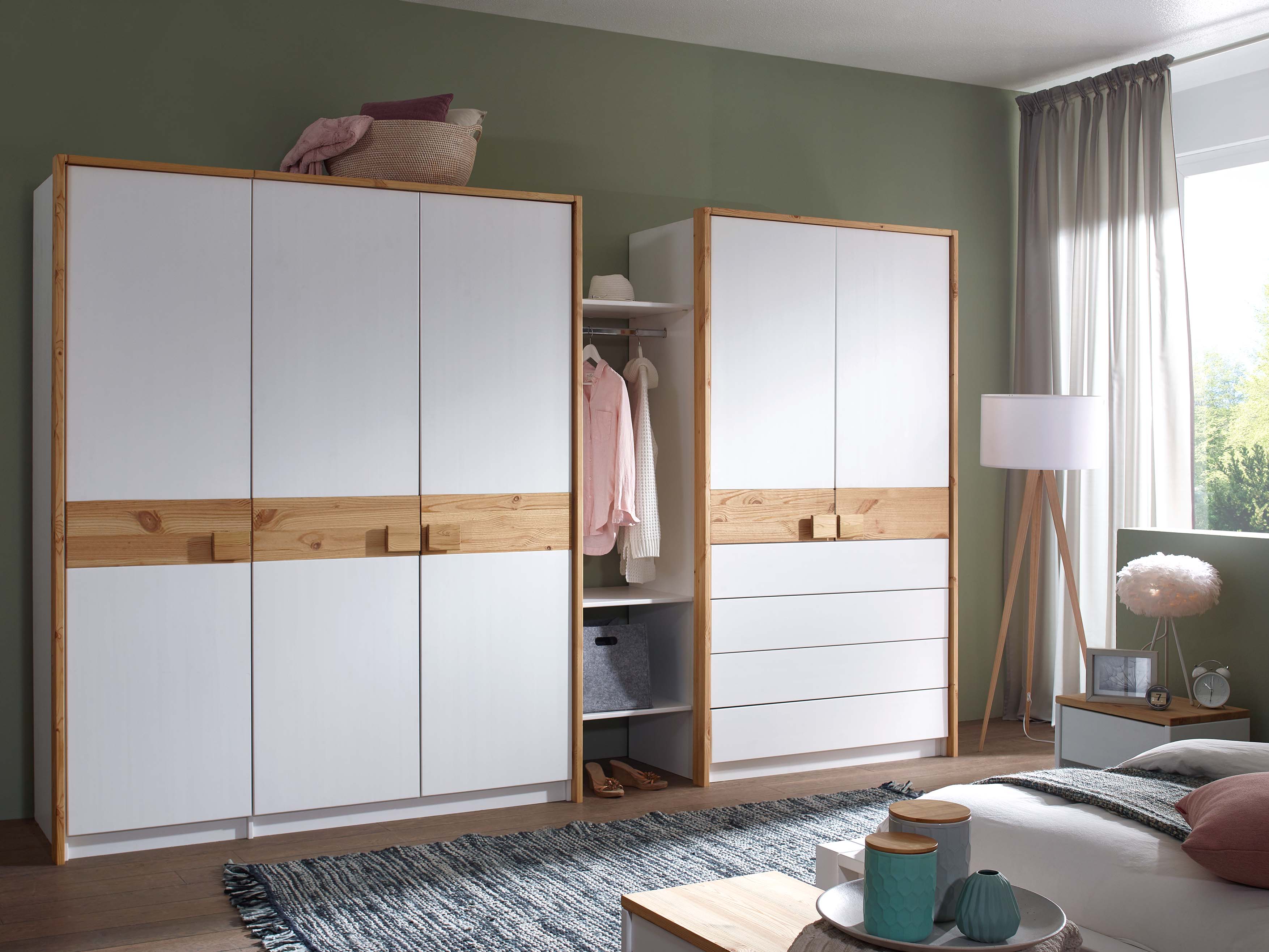 TARINA Kleiderschrank, Material Massivholz, weiss lackiert mit