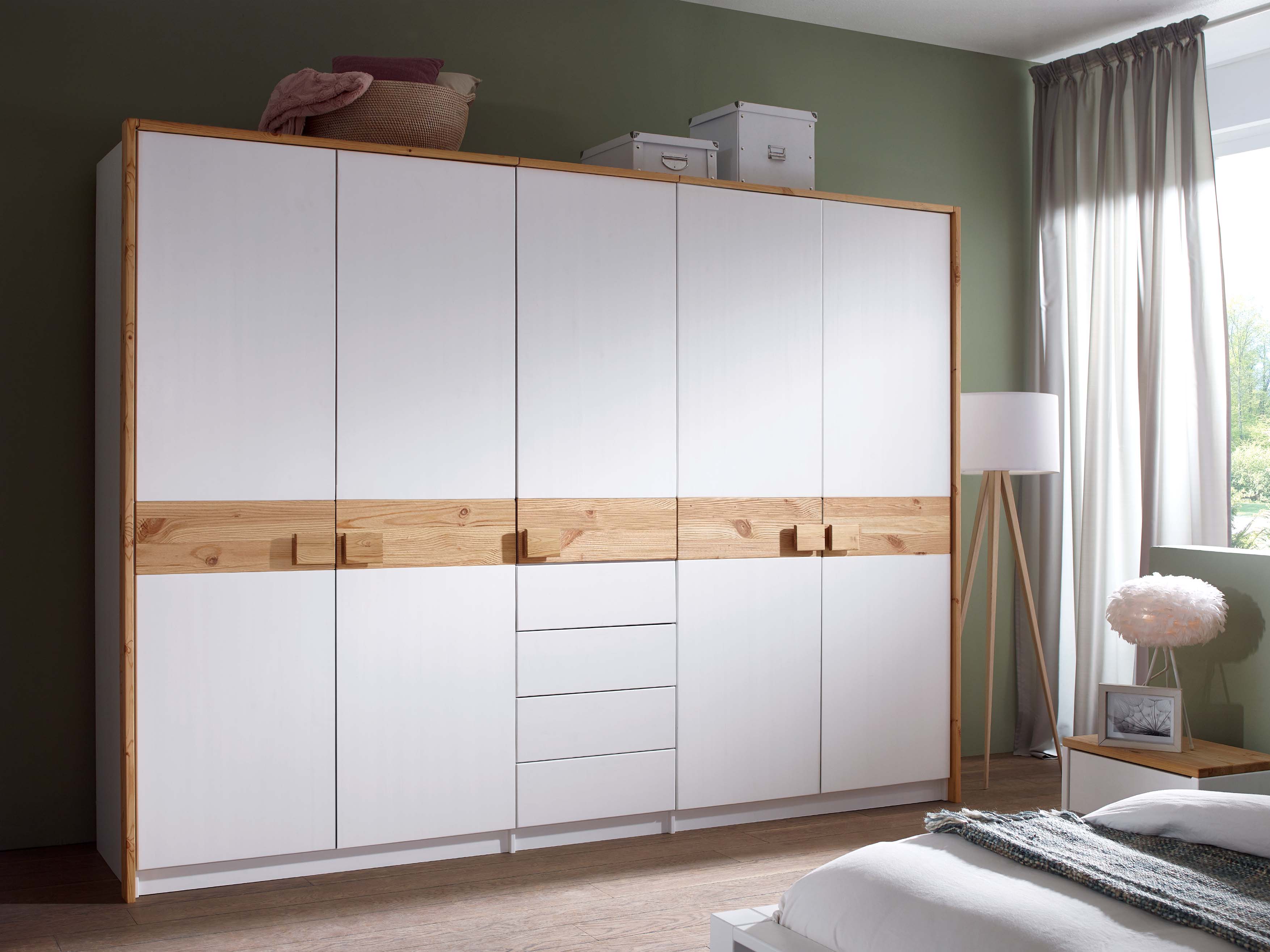 TARINA Kleiderschrank, Material Massivholz, weiss lackiert mit
